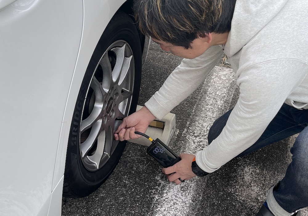 KUKiiREを使って、自動車に空気を入れている様子。